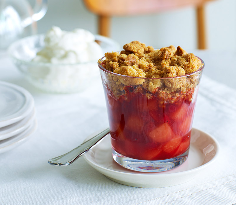 Gratinerade äpplen och lingon med knäckebröd-crumble