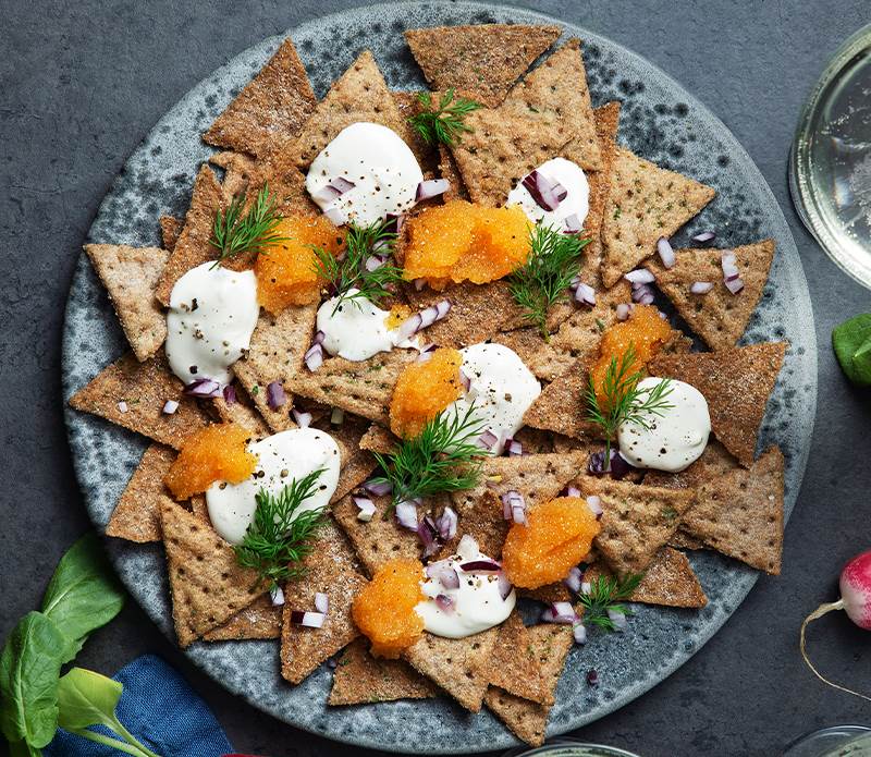 Snacksfat med löjrom, röd lök och dill